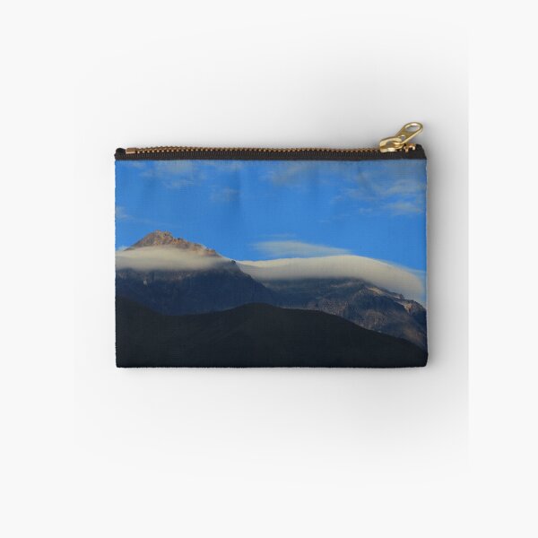 Aperçu de l'œuvre Band of Cloud over Mt Cotacachi créée et vendue par rhamm.