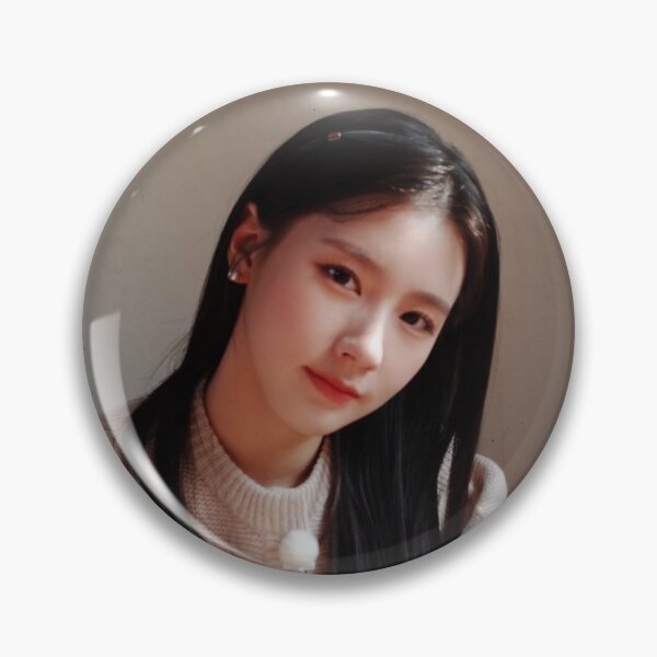 Artikelvorschau, GIDLE Miyeon im weißen Pullover entworfen und verkauft von 4thgenkpop.