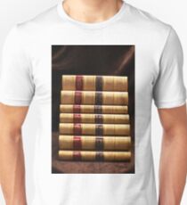 Stapel antike Bücher Slim Fit T-Shirt