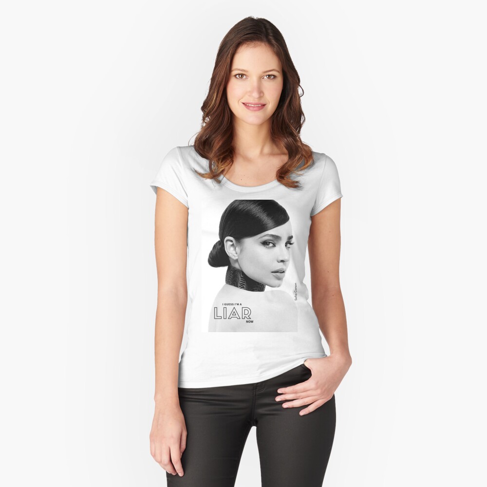 Vista previa del artículo con la obra «Camiseta entallada de cuello ancho», diseñado y vendido por debnamcarson.