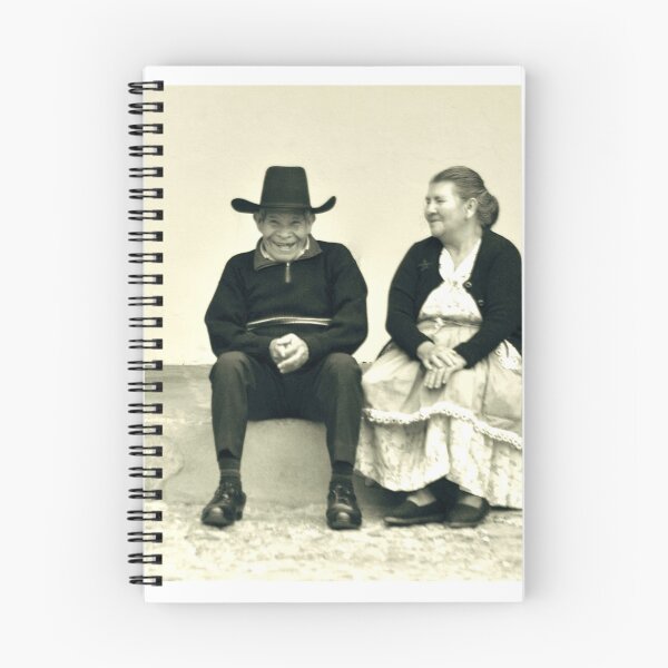 Item preview,  ¡El extranjero les apunta con una gran lente larga! ¡Quién podría resistirse a ese sombrero! Pidieron su aprobación desde el otro lado de la carretera y aceptaron. Caminé justo después y les mostré el tiro designed and sold by Valerie Rosen Photography.
