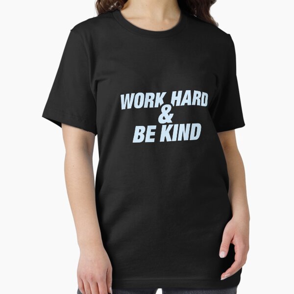 Vista previa del artículo con la obra « Y llegarás allí. No tiene que estar solo en la parte superior si te apegas a este lema.

Diseño "Work Hard & Be Kind" disponible como ropa (camisetas», diseñado y vendido por SaraduJour.