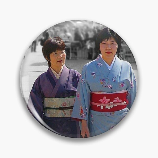 Artikelvorschau, Zwei japanische Touristenfrauen in Kimonos entworfen und verkauft von KALEIDOSCOPE UK.