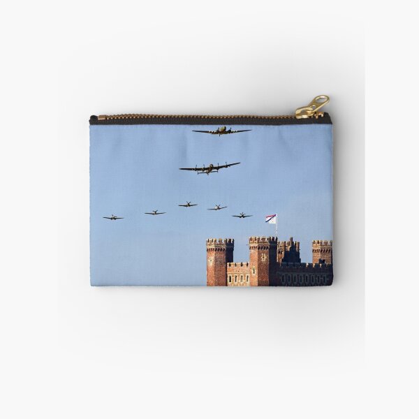 Artikelvorschau, BBMF 2013 Große Formation über Tattershall Castle entworfen und verkauft von Colin Smedley.