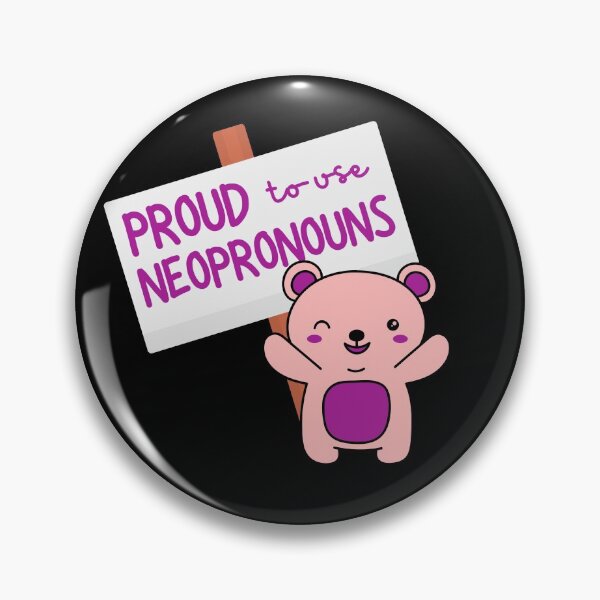 Artikelvorschau, "Stolz auf die Verwendung von Neopronomen" rosa Bär entworfen und verkauft von campfiredesigns.