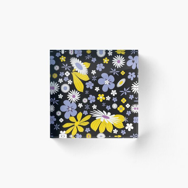 Aperçu de l'œuvre Fleurs blanches jaunes bleues sur fond noir créée et vendue par simpleones.
