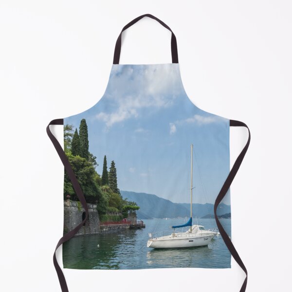 Artikelvorschau, Charismatischer Varenna-See Como Italien - Boote an der Lovers Promenade festgemacht entworfen und verkauft von Georgia Mizuleva.