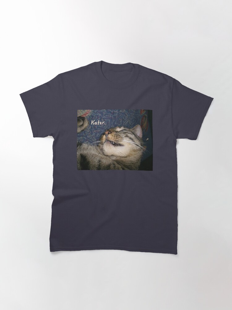 Thumbnail 2 von 7, Classic T-Shirt, Katze Kater, wie verkatert schlafend designt und verkauft von Sonja-Haueisen.