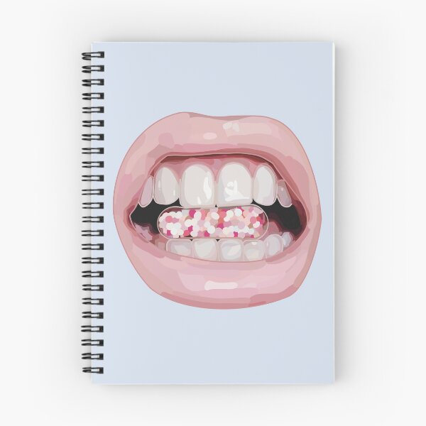 Artikelvorschau, Hübscher rosa Lippenstift auf den Lippen mit den Zähnen, die auf einer Pille beißen, die mit fabelhaften Hunderten und Tausenden gefüllt wird entworfen und verkauft von Tana-B.