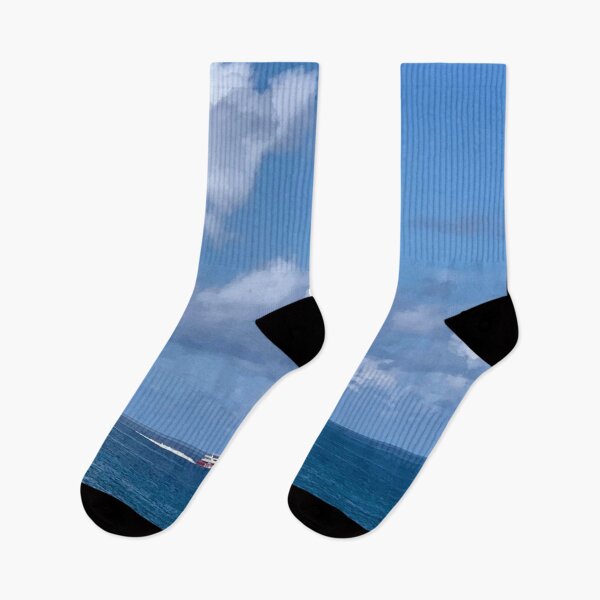 Artikelvorschau, Blauer Himmel Wolken Blaues Meerwasser ein schönes rotes Schiff entworfen und verkauft von abcxyzsma.