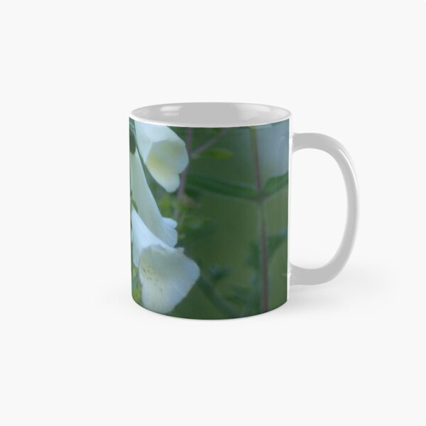 Aperçu de l'œuvre White Foxglove créée et vendue par Clare Colins.