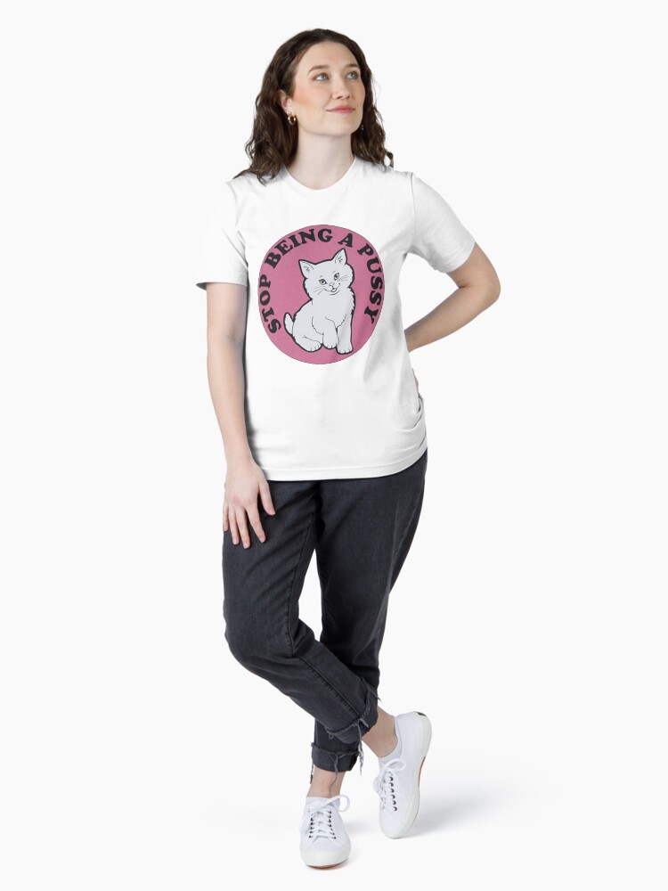 Aperçu 4 sur 7. T-shirt essentiel avec l'œuvre Arrête d'être une chatte créée et vendue par scarammanga.