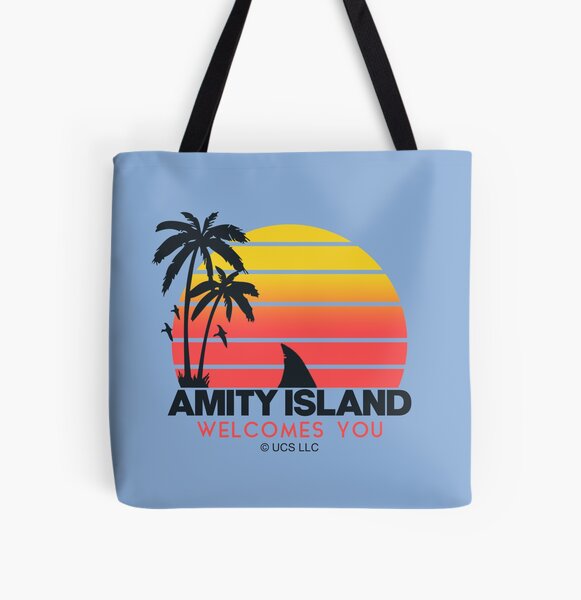 Aperçu de l'œuvre Jaws movie Amity Island welcomes you. Birthday party gifts. Officially licensed merch. créée et vendue par chrlalexandru.