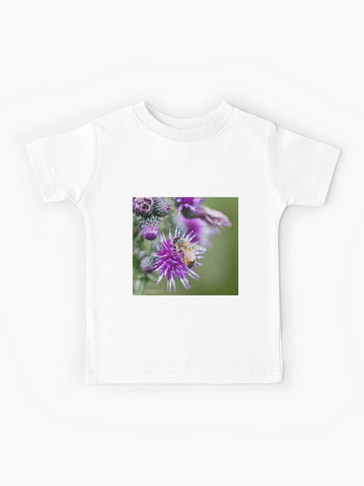 Camiseta para niños «Cerca de una abeja que busca el néctar de una flor de  cardo, que a su vez deposita el polen en la abeja para que se lo lleve para