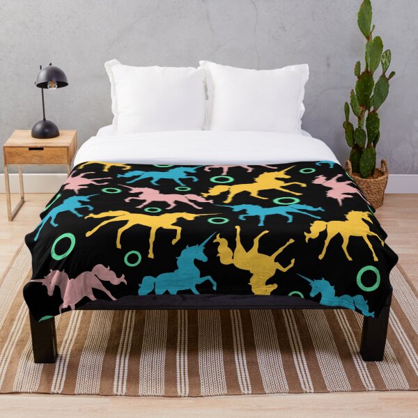 Aperçu de l'œuvre Collection Licorne de Noël Jaune Bleu Rose sur noir par Studio M & Co créée et vendue par Studio M & Co..
