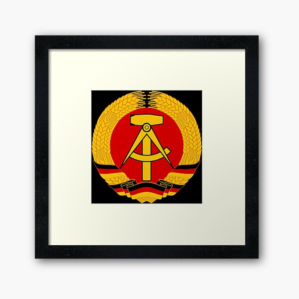 Vista previa del artículo con la obra «Escudo de Armas de Alemania Oriental - República Democrática Alemana, Unión Soviética, Histórico», diseñado y vendido por SpaceDogLaika.