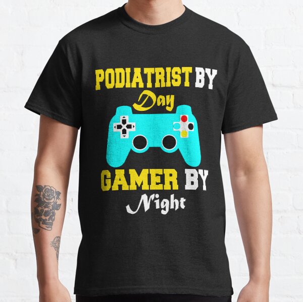 Podólogo de día Gamer de noche Camiseta clásica