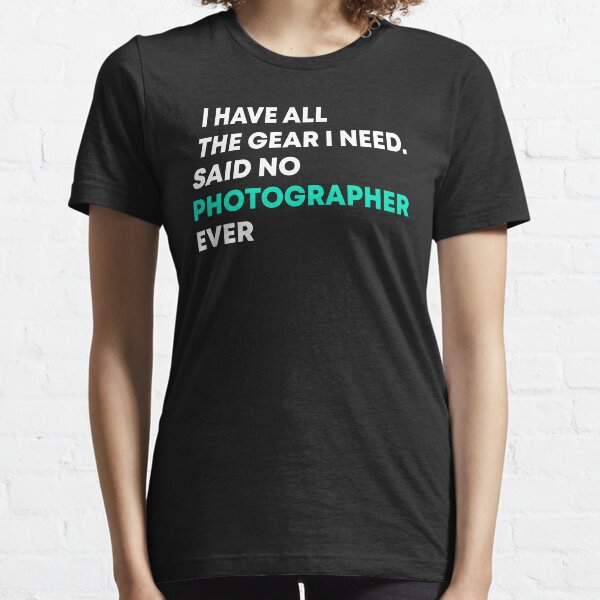 Aperçu de l'œuvre " J'ai tout l'équipement dont j'ai besoin. Said No Photographer Ever ' Cadeau pour les amateurs de photographie créée et vendue par youssefdesign7.