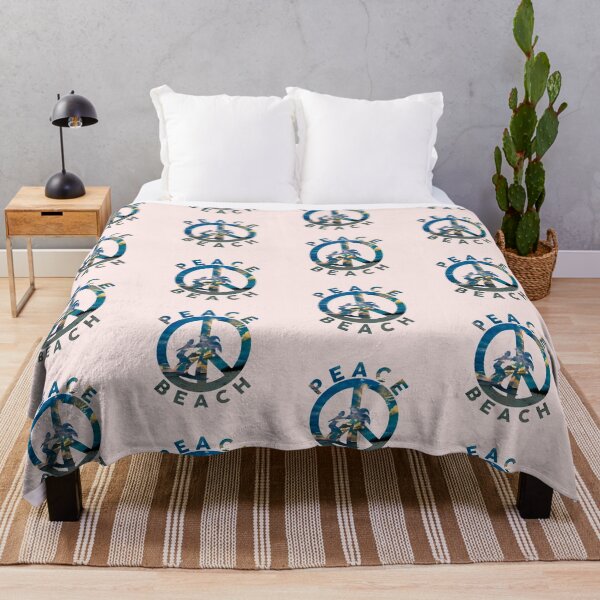 Artikelvorschau, Weiblicher Surfer Frieden am Strand Design mit Foto Beachscape Hintergrund entworfen und verkauft von EmOceanApparel.