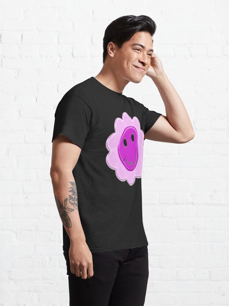 Disover Girly Pink Smiley Flower Classic T-Shirt