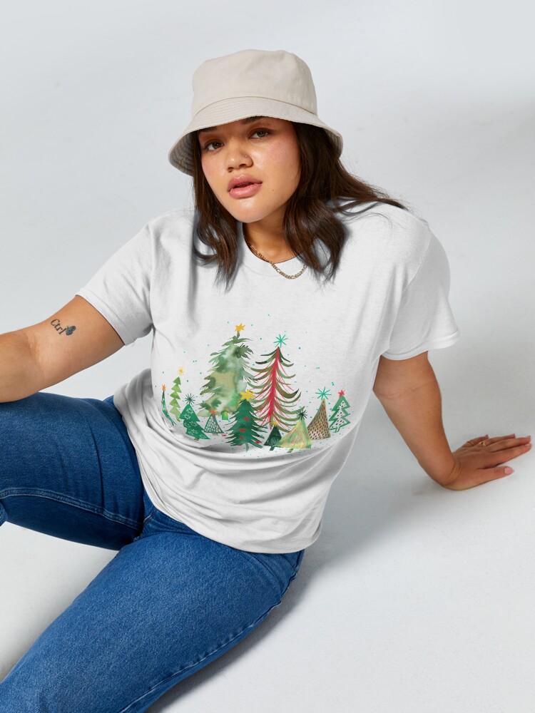 Discover Pines and spruces forest - Christmas trees decorations pattern- Red green Classic T-Shirt