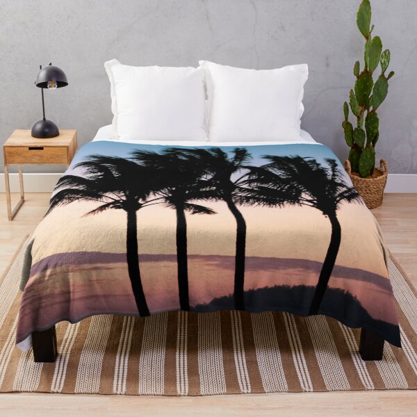 Artikelvorschau, Tropische Palmen wiegen sich bei Sonnenuntergang auf Hamilton Island im Wind entworfen und verkauft von mariagram17.