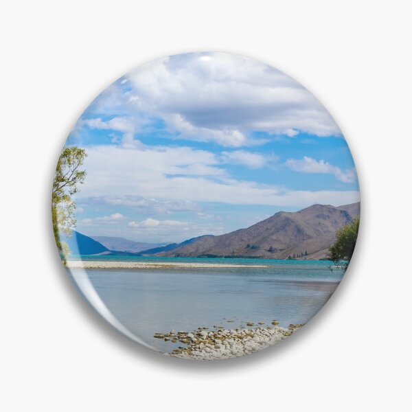 Artikelvorschau, Der langsam fließende Pukaki River, wie er an einem sonnigen Tag in Neuseeland in den Lake Benmore fließt entworfen und verkauft von SnapTPhotograph.