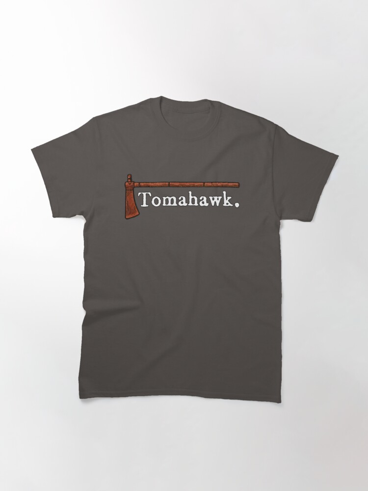 Imagen 3 de 7, Camiseta clásica con la obra Logotipo de Tomahawk, diseñada y vendida por DiscoVolante.