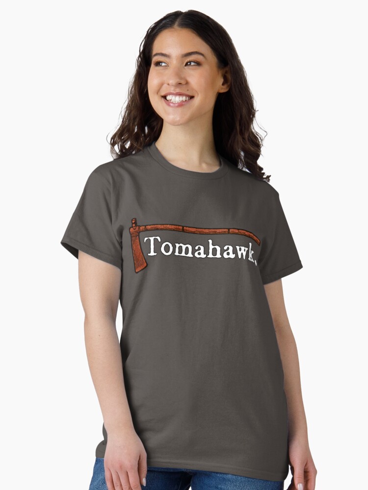 Imagen 2 de 7, Camiseta clásica con la obra Logotipo de Tomahawk, diseñada y vendida por DiscoVolante.