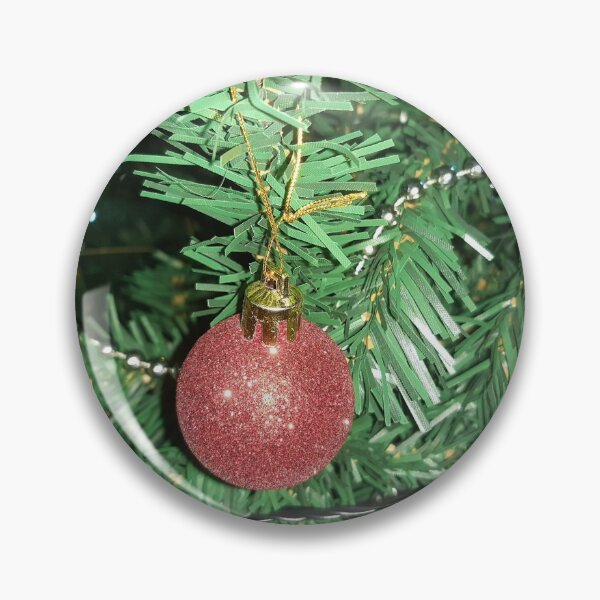 Aperçu de l'œuvre Boule rouge scintillante sur l'arbre de Noël créée et vendue par TheCosyCorner.