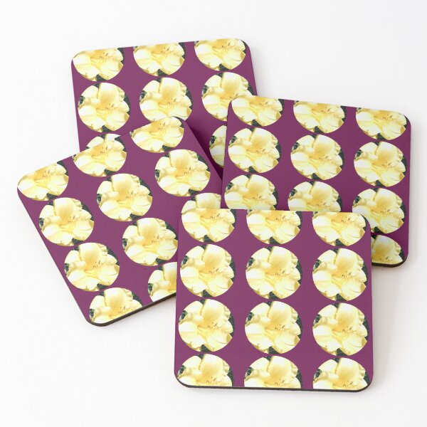Artikelvorschau, Lilienmuster, Vibrant Yellow Lilly, Blumenmuster von Courtney Hatcher entworfen und verkauft von cghatcherart.
