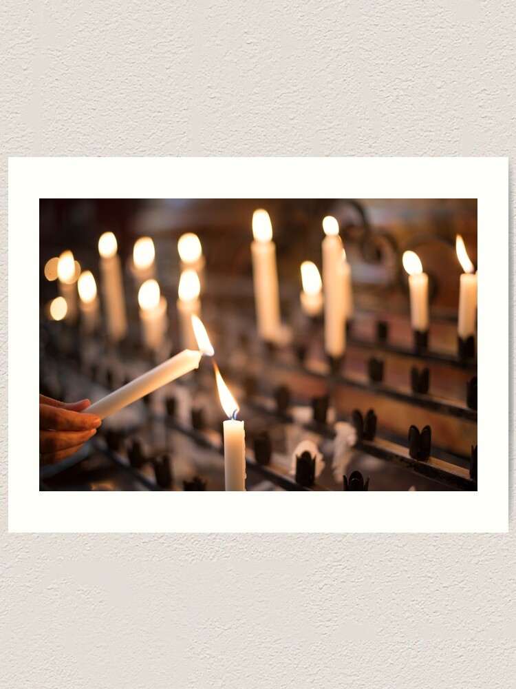 Lámina artística «Mujer encendiendo vela de oración, también conocido como  ofrenda, sacrificio o velas conmemorativas encendidas en una iglesia» de  franky242 | Redbubble