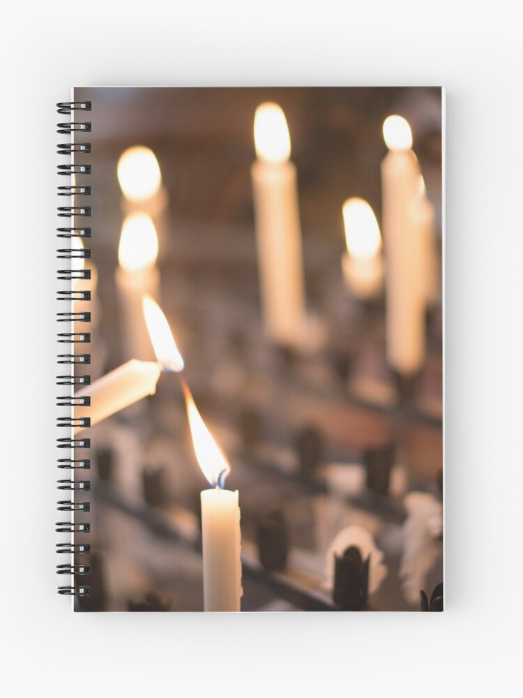 Cuaderno de espiral «Mujer encendiendo vela de oración, también conocido  como ofrenda, sacrificio o velas conmemorativas encendidas en una iglesia»  de franky242 | Redbubble