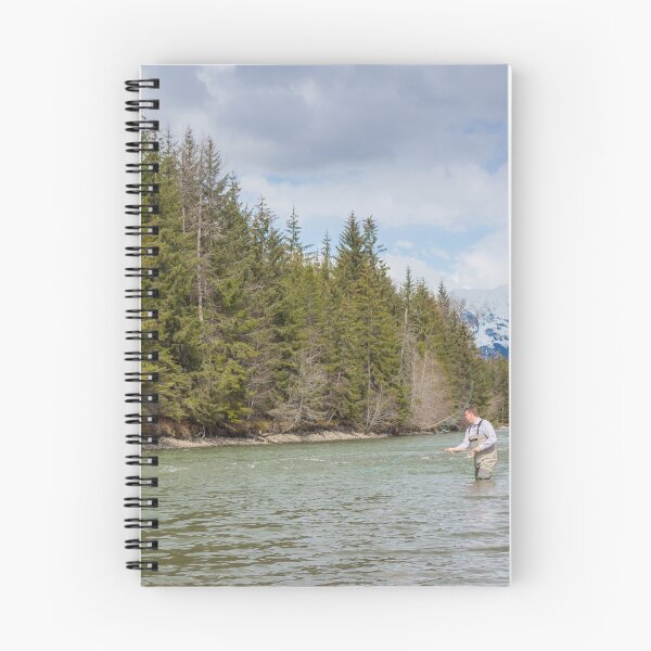 Aperçu de l'œuvre Un pêcheur spey casting sur une rivière de montagne au printemps, en Colombie-Britannique créée et vendue par SnapTPhotograph.