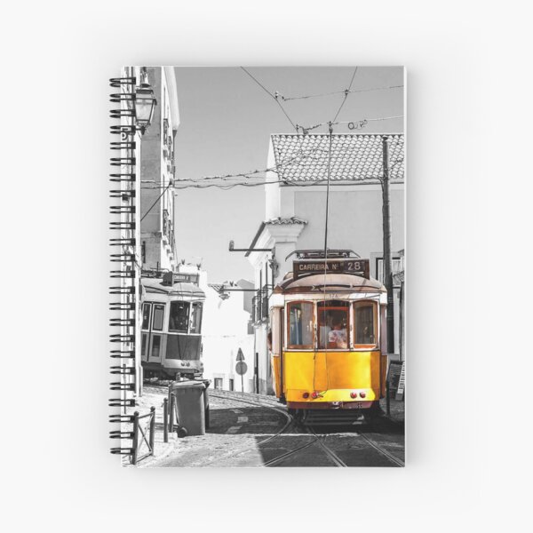 Aperçu de l'œuvre Nostalgie Lisbonne Tram 28 sur City Street Old Europe noir et blanc avec jaune créée et vendue par MindChirp.