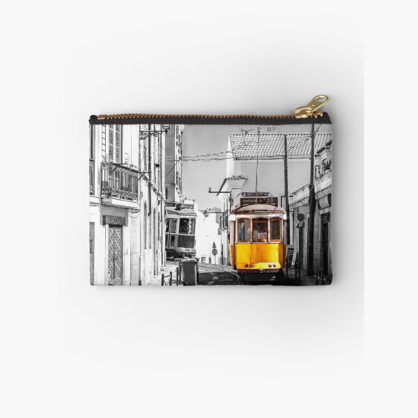 Aperçu de l'œuvre Nostalgie Lisbonne Tram 28 sur City Street Old Europe noir et blanc avec jaune créée et vendue par MindChirp.