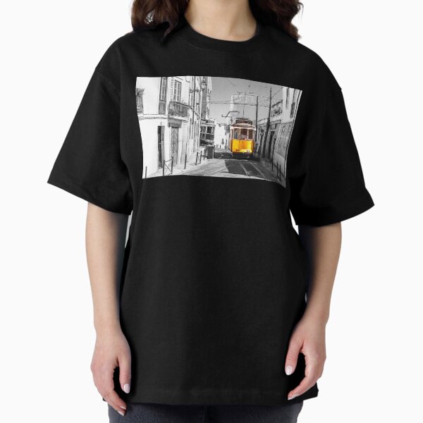 Aperçu de l'œuvre Nostalgie Lisbonne Tram 28 sur City Street Old Europe noir et blanc avec jaune créée et vendue par MindChirp.