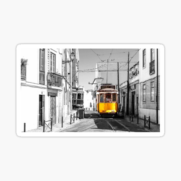 Aperçu de l'œuvre Nostalgie Lisbonne Tram 28 sur City Street Old Europe noir et blanc avec jaune créée et vendue par MindChirp.