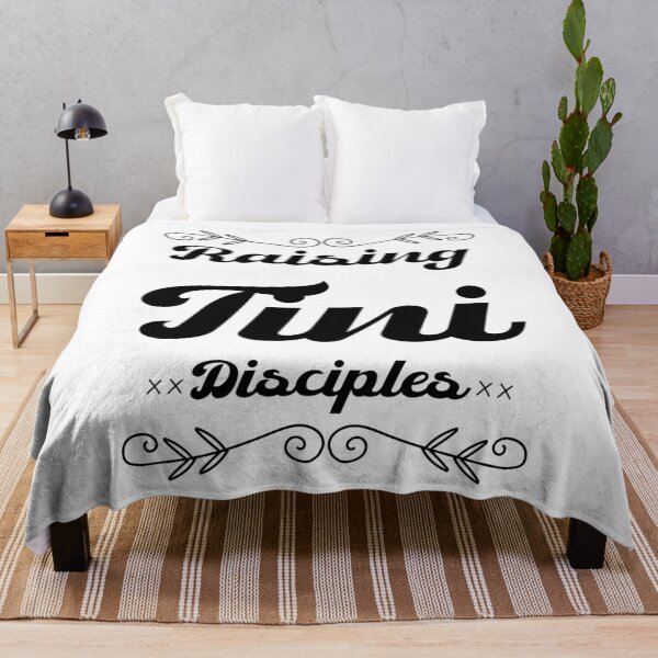 Aperçu de l'œuvre Élever des disciples de Tini T-shirt classique à offrir créée et vendue par SweetT-shirt.