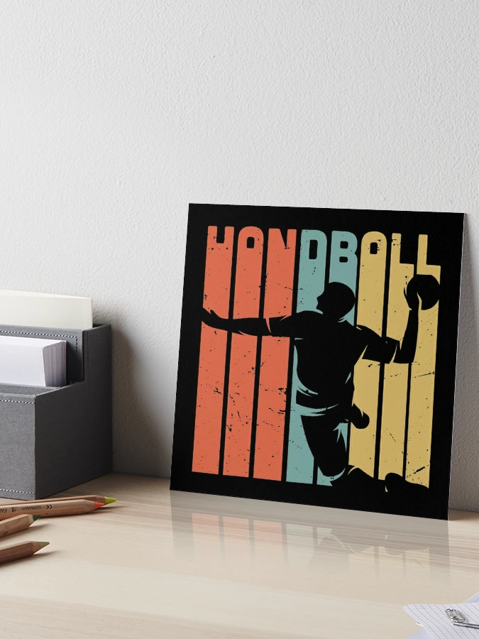 Impression rigide for Sale avec l'œuvre « Conception de handball vintage  rétro / idée de cadeau d'amant de handball / cadeau de handball / cadeau de  joueur de handball / joueur de
