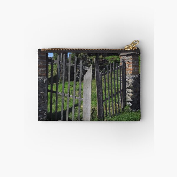 Aperçu de l'œuvre Wooden Gate in a Stone Wall créée et vendue par rhamm.