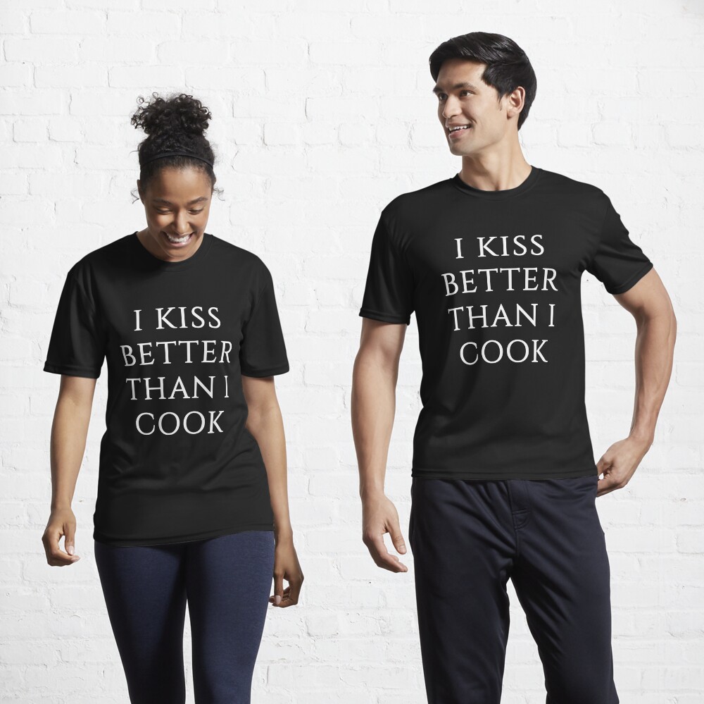 Tablier for Sale avec l'œuvre « Kiss Better Funny Tabliers pour hommes  Femmes Kiss mieux que je cuisine Tablier de cuisine avec blagues, pendaison  de crémaillère Couples Thanksgiving Birthday Christmas Ideas »