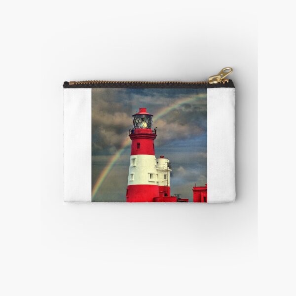 Artikelvorschau, Regenbogen, der durch Leuchtturm ~ Farne Inseln scheint entworfen und verkauft von Sandra Cockayne.