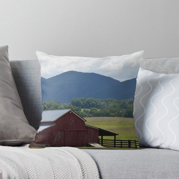 Artikelvorschau, Scheune und Blue Ridge Mountains entworfen und verkauft von Karen Checca.