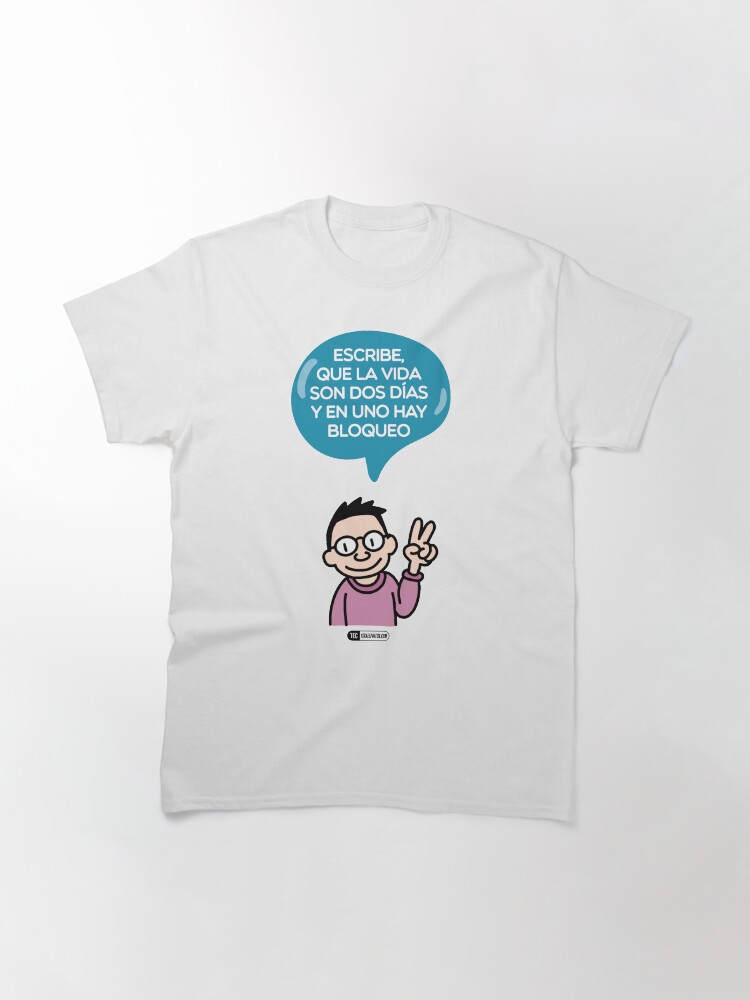 Imagen 2 de 7, Camiseta clásica con la obra Escribe, que la vida son dos días y en uno hay bloqueo, diseñada y vendida por Israel Pintor Morales.