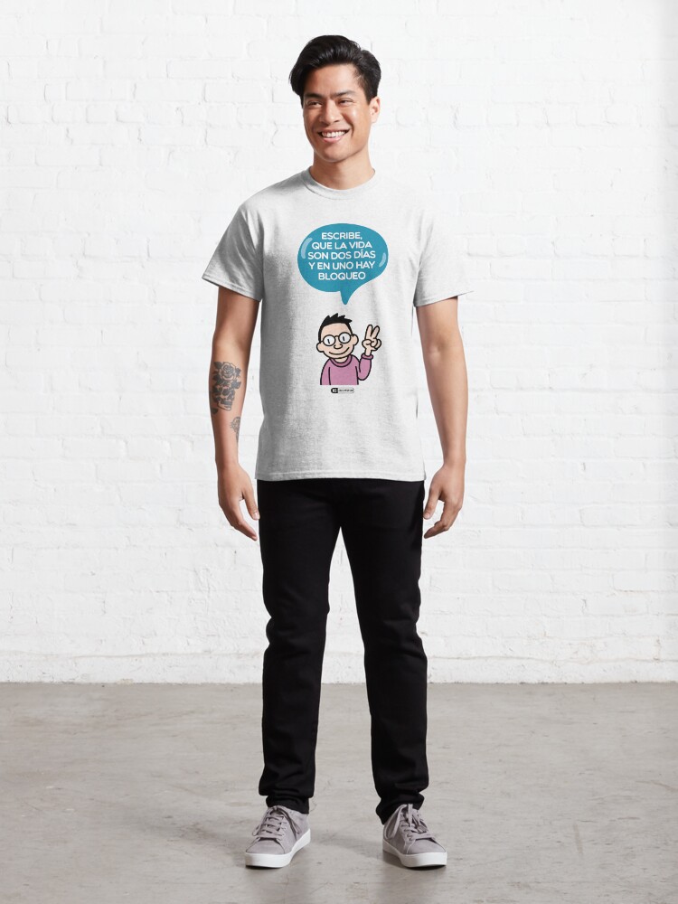 Imagen 3 de 7, Camiseta clásica con la obra Escribe, que la vida son dos días y en uno hay bloqueo, diseñada y vendida por Israel Pintor Morales.