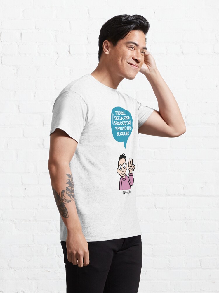 Imagen 5 de 7, Camiseta clásica con la obra Escribe, que la vida son dos días y en uno hay bloqueo, diseñada y vendida por Israel Pintor Morales.
