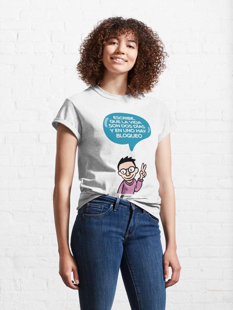 Imagen 4 de 7, Camiseta clásica con la obra Escribe, que la vida son dos días y en uno hay bloqueo, diseñada y vendida por Israel Pintor Morales.