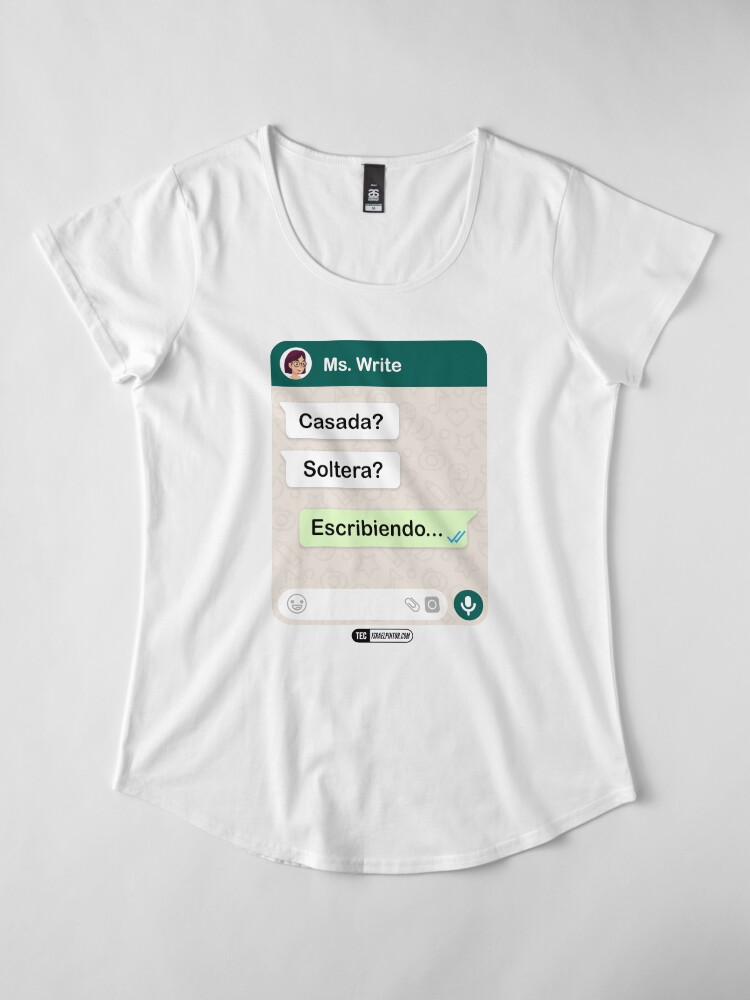 Vista alternativa de Camiseta premium de cuello ancho Casada? Soltera? Escribiendo... Para mujeres lesbianas