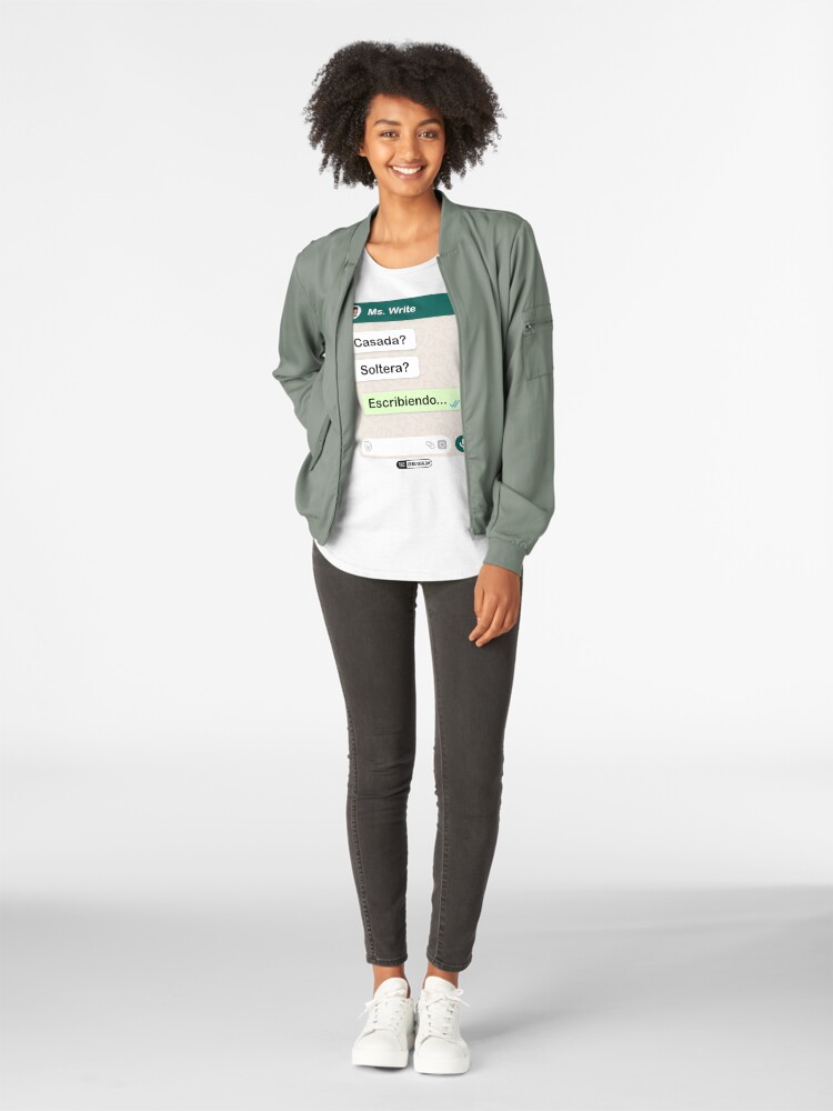 Vista alternativa de Camiseta premium de cuello ancho Casada? Soltera? Escribiendo... Para mujeres lesbianas